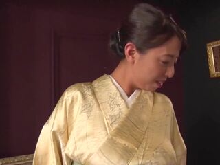 Reiko kobayakawa bersama-sama dengan akari asagiri dan yang additional suitor duduk sekitar dan mengagumi mereka bergaya meiji era kimonos