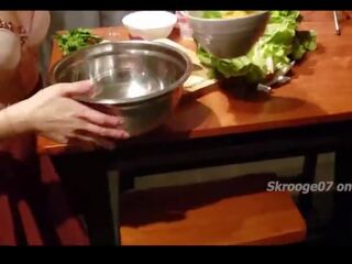 Foodporn ep.1 noodles και nudes- κινέζικο νεαρός cooks σε εσώρουχα και χάλια bbc για dessert 4k 烹饪表演 x βαθμολογήθηκε ταινία ταινίες