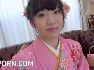 18yo japansk unge dame kledd i kimono som glorious blowjob og fitte creampie kjønn film klipp