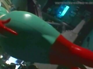Dobře známý japonská zdravotní sestra milks peter v červený latexové rukavice