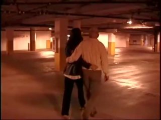 Aasialaiset nuori nainen perseestä sisään a autotalli